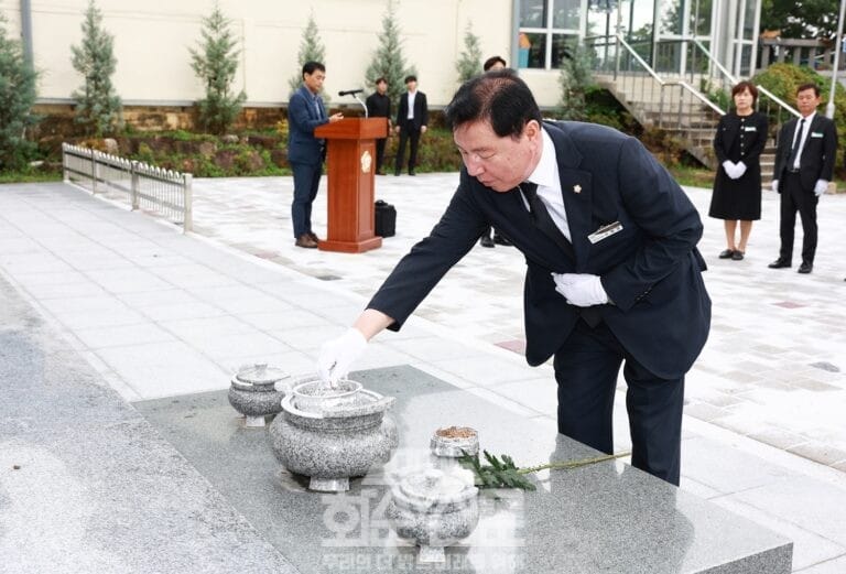 화순군의회 오형열의장 충혼탑에서 분향하는 모습