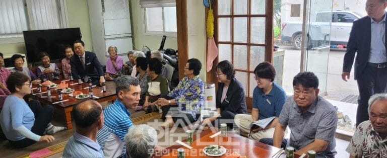 구복규 화순군수가 백아면 수리마을 경로당을 찾아 경로당회원들의 건강 등 안부를 확인하고 있다.