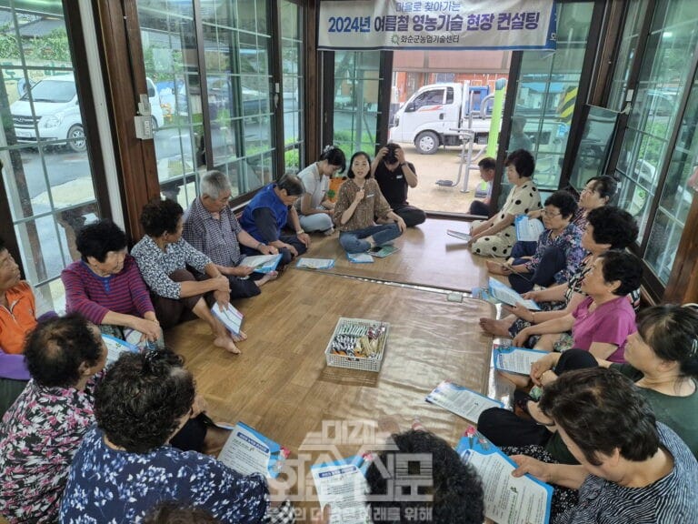 여름철 영농현장 컨설팅:기숙자 식량작물팀장이 동면 무포리 모정에서 여름철 벼농사 중·후기 관리에 대해 현장 강의를 하고 있다.