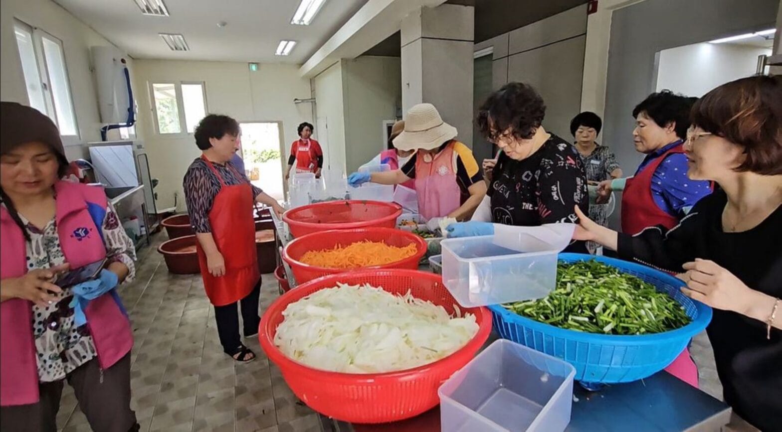 도곡면생활개선회 회원들이 물김치를 담그기 봉사활동을 하고 있다.