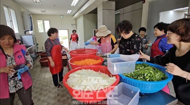 도곡면생활개선회 회원들이 물김치를 담그기 봉사활동을 하고 있다.