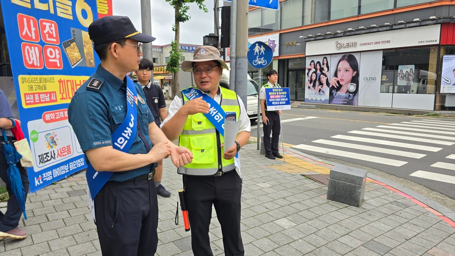 화순경찰서 경찰관과 화순군 자율방범대 화순읍대 대장(구병찬) 씨가 업무협조에 대해 소통중인 모습