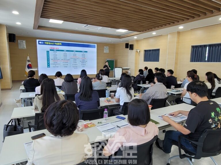 화순교육지원청에서 아동․청소년 유관기관 실무자 역량 강화교육을 실시.아동․청소년 실무자가 교육 받는 모습