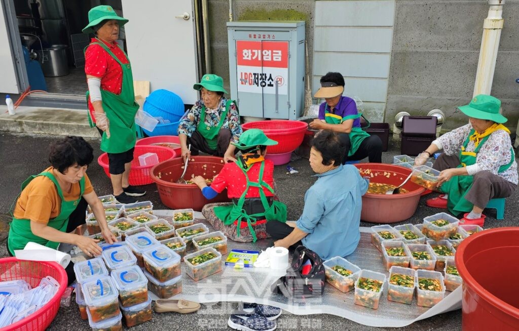 한천면새마을부녀회 회원, 한천면행정복지센터 직원들이 김치를 담그는 모습