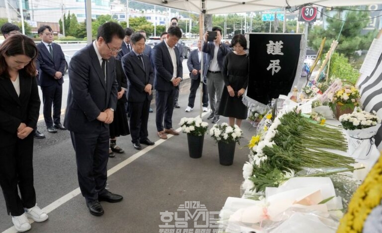 김영록 전라남도지사가 1일 오후 순천 도심 길거리서 안타깝게 희생된 10대 학생의 추모 공간이 마련된 조례동 분향소를 찾아 고인의 넋을 기리고 있다.