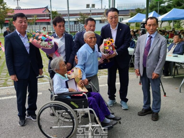 김옥순(95세, 변천리) 어르신과 이병삼(92세, 대신리) 어르신에게 장수상을 수여