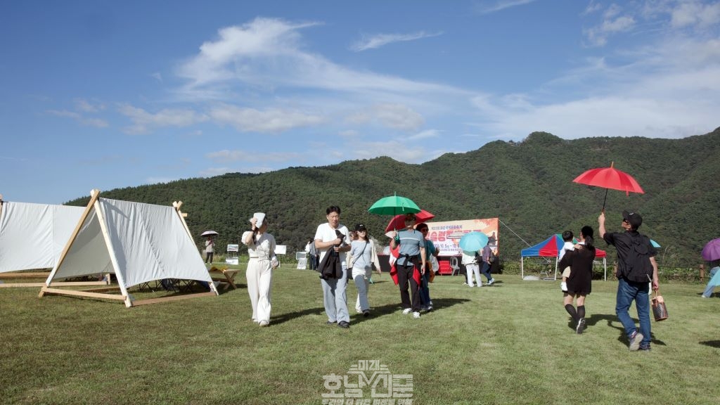 관람객들이 적벽내부를 즐기고 있는 모습