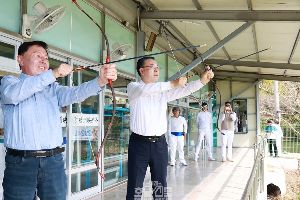 2024 화순고인돌체육회장기 궁도대회 활시위를 당기는(왼 화순군 의회의장 오형열, 오 화순군수 구복규)