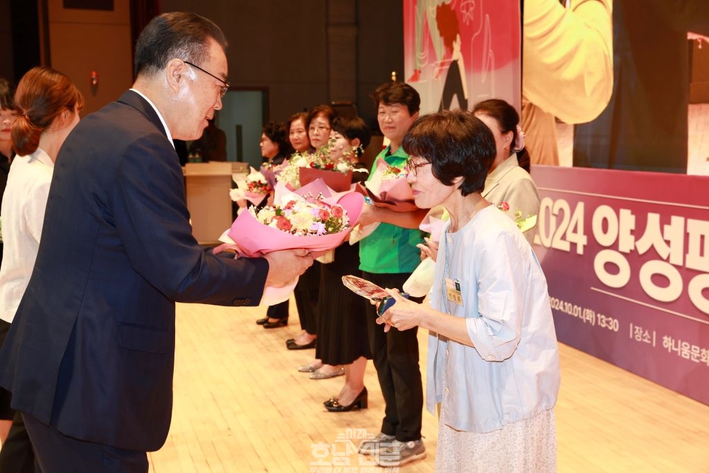 구복규 군수가 표창 대상자에게 시상하는 모습