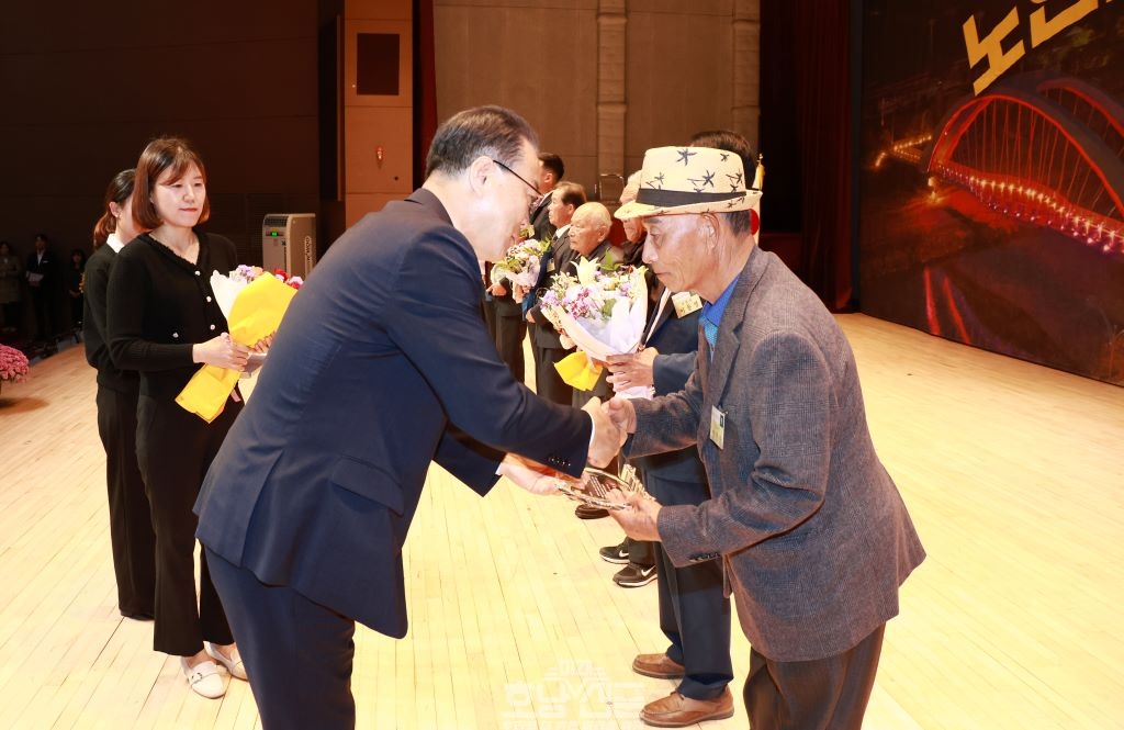 구복규 군수가 표창 대상자에게 시상하는 모습