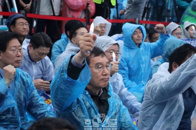 특검 도입과 검찰개혁 요구 집회 속 더불어민주당 신정훈 행안위원장