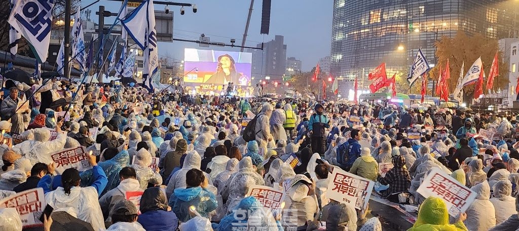 광화문집회, 특검 도입과 검찰개혁 요구를 외치는 국민들