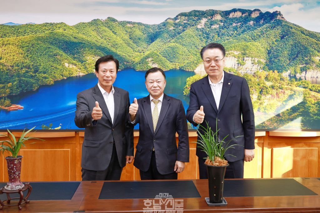 (사)한국공공정책평가협회와 구복규 화순군수의 인터뷰 기념촬영