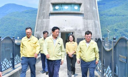 김한종 장성군수가 4일 장성호를 찾아 가뭄 대책을 점검하고 있다. 장성군 제공