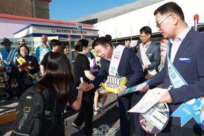 임지락 화순군수가 화순초등학교 등굣길에서 어린이들에게 교통안전 홍보물을 나눠주고 있는 모습